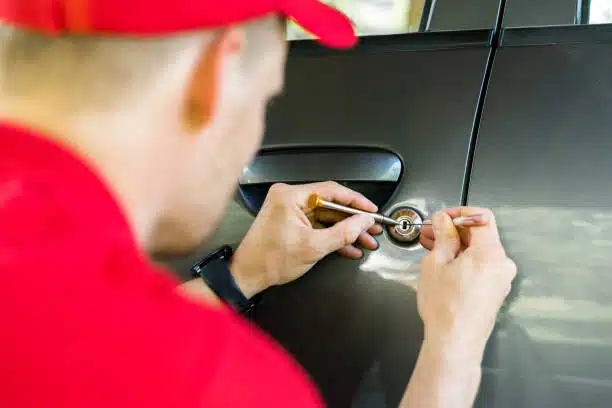 locksmith opening car door with lockpicker mobile locksmith, Locks R Us Locksmith, locksmith