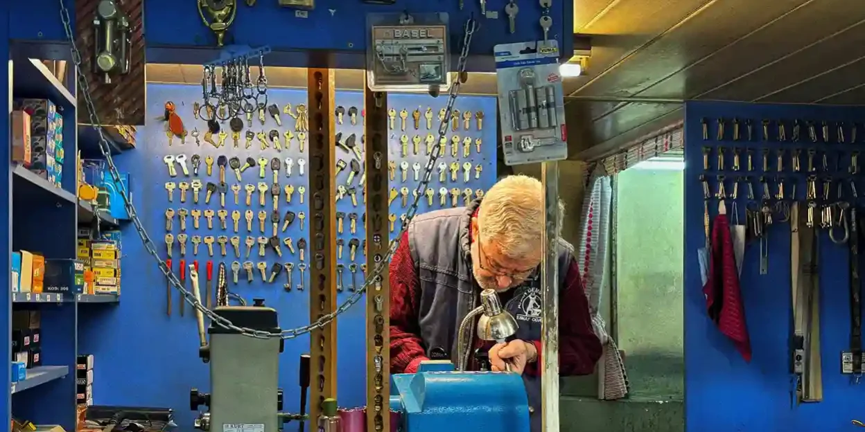 Residential and Commercial Locksmith Solutions in Ladue MO Learn how residential and commercial locksmith solutions in Ladue help property owners to secure homes & commercial properties.